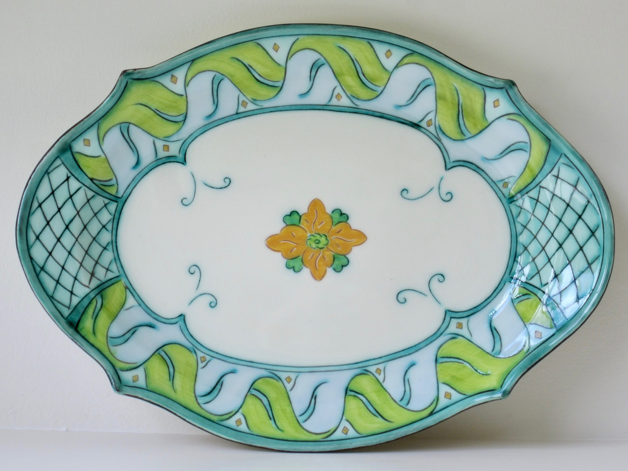POINTED OVAL PLATTER WITH RIBBON