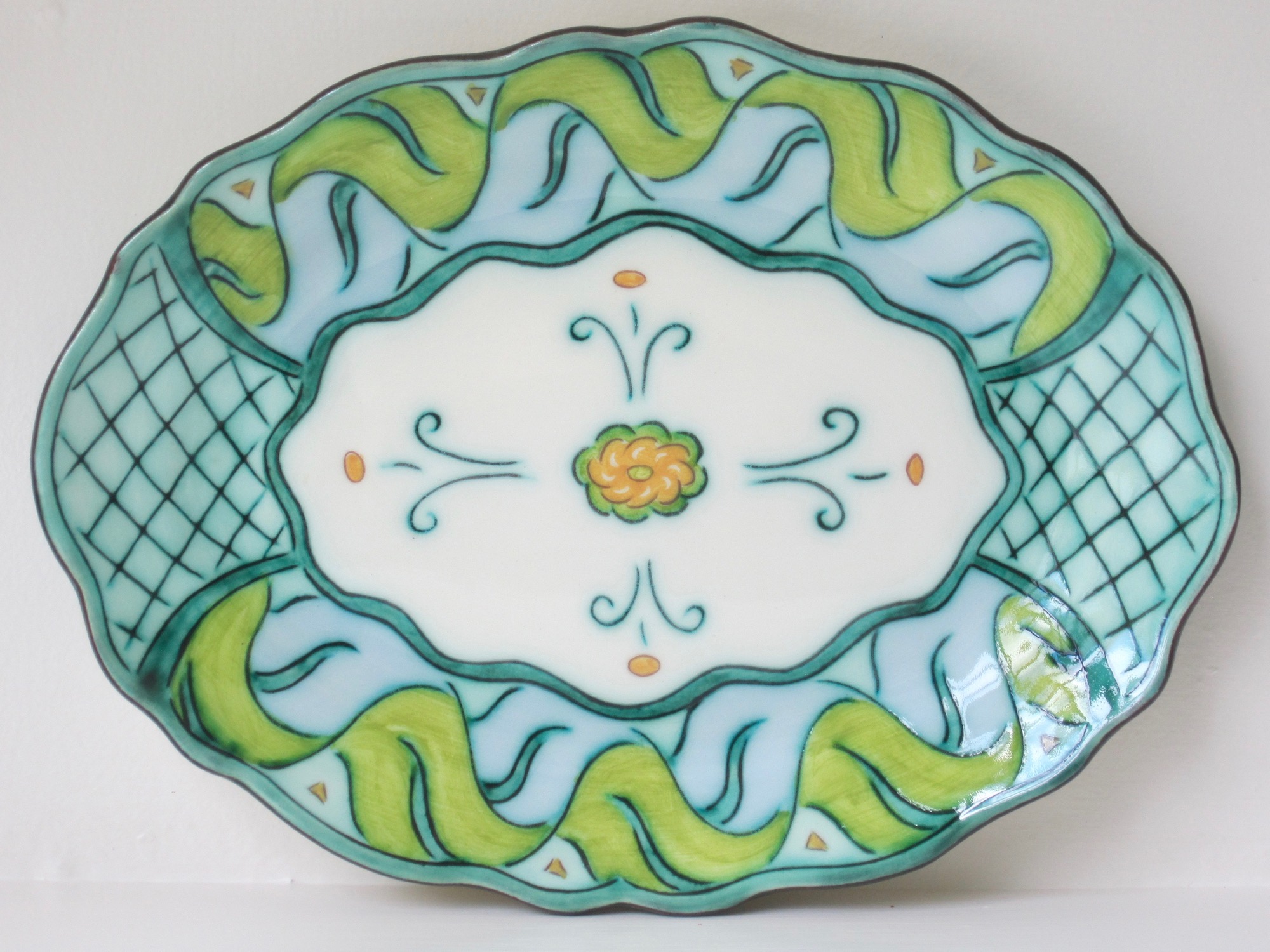 FAIENCE PLATTER WITH RIBBON